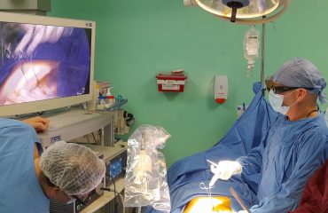 Intervención quirúrgica 3D 4K con uso de imanes
