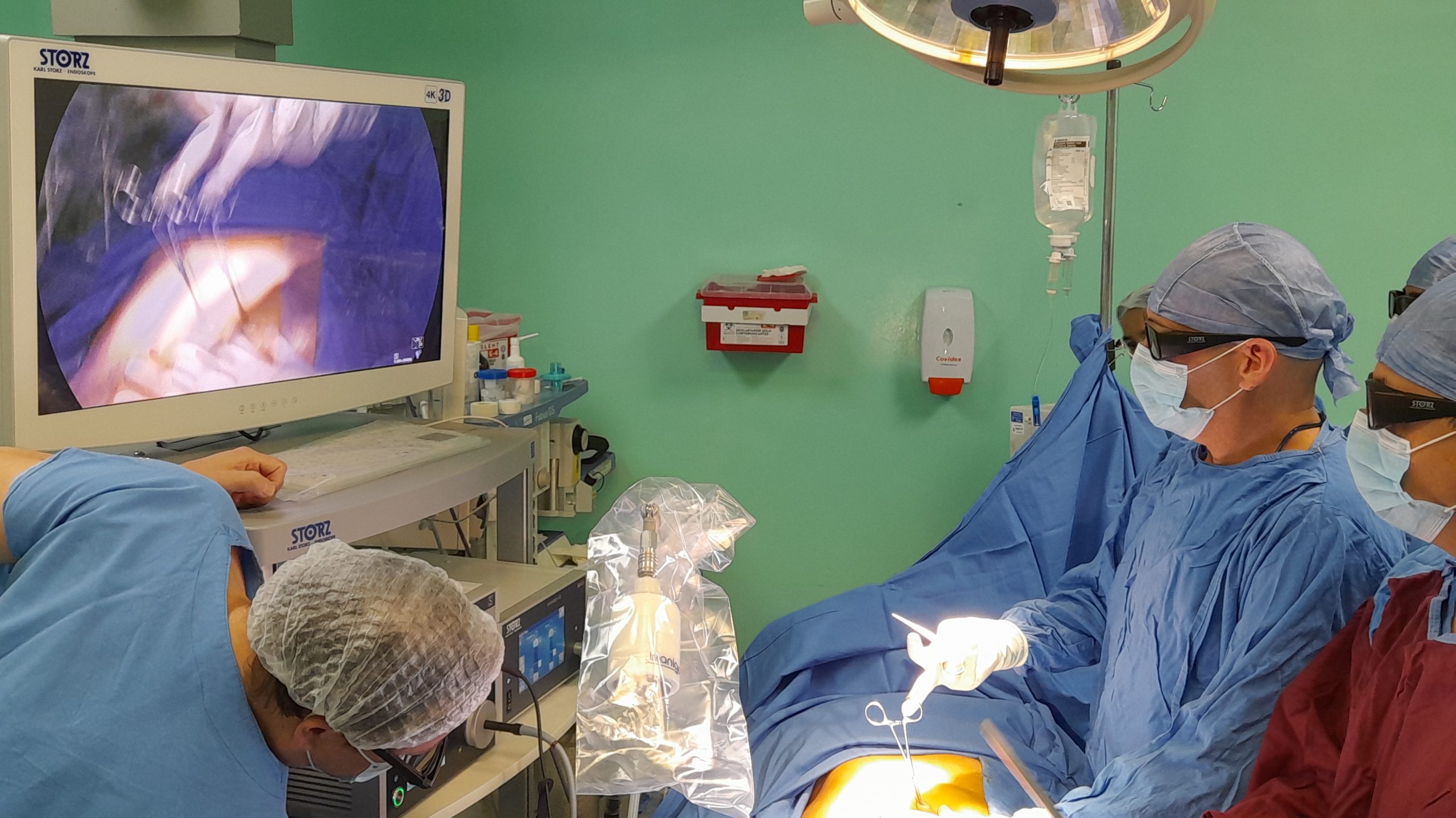 Intervención quirúrgica 3D 4K con uso de imanes
