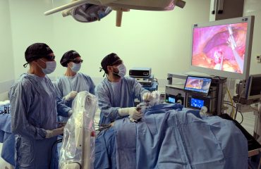Fundación Hospitalaria realizó una inédita cirugía sin huellas con visión 3D, asistencia robótica y tecnología magnética