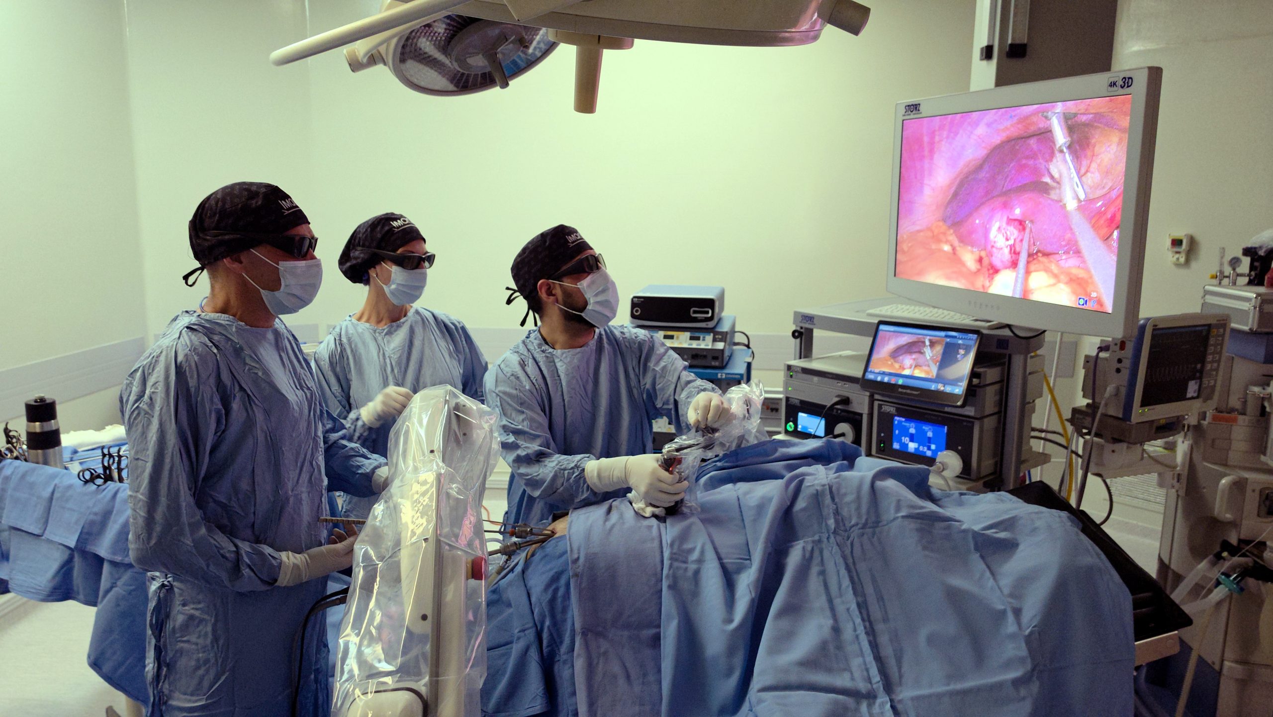 Fundación Hospitalaria realizó una inédita cirugía sin huellas con visión 3D, asistencia robótica y tecnología magnética